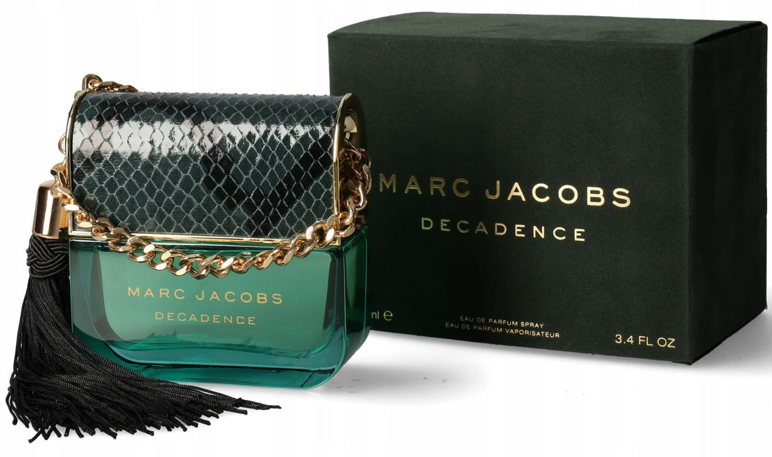 Perfumy Marc Jacobs Decadence w zielonej butelce z eleganckim pudełkiem, lancuch i frędzel.