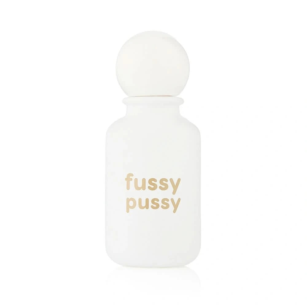 Biała butelka niszowych perfum z napisem fussy pussy na białym tle.