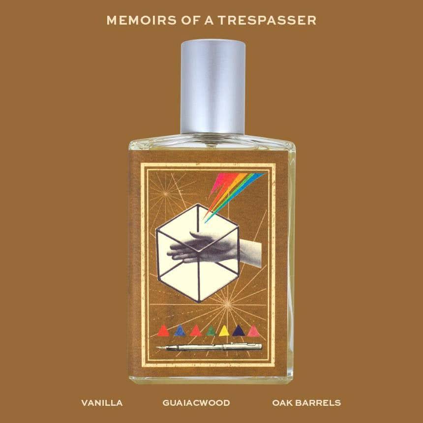 Flakon perfum Memoirs of a Trespasser z geometryczną etykietą na brązowym tle